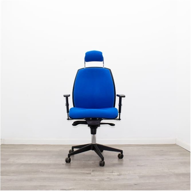 Silla operativa tapizada azul y sistema syncron