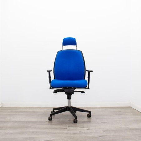 Silla operativa tapizada azul y sistema syncron