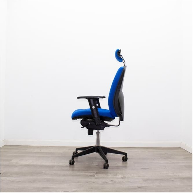 Silla operativa tapizada azul y sistema syncron