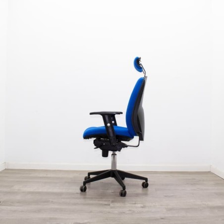 Silla operativa tapizada azul y sistema syncron