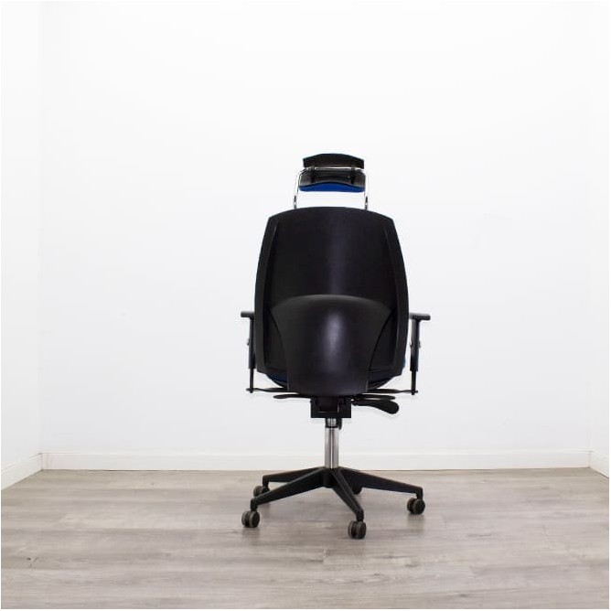 Silla operativa tapizada azul y sistema syncron