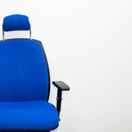 Silla operativa tapizada azul y sistema syncron