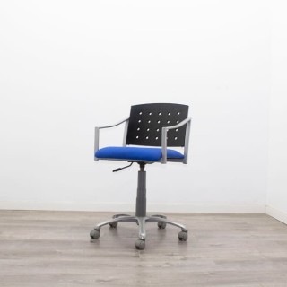 Silla operativa tapizada azul y respaldo de madera negra 2