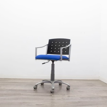 Silla operativa tapizada azul y respaldo de madera negra