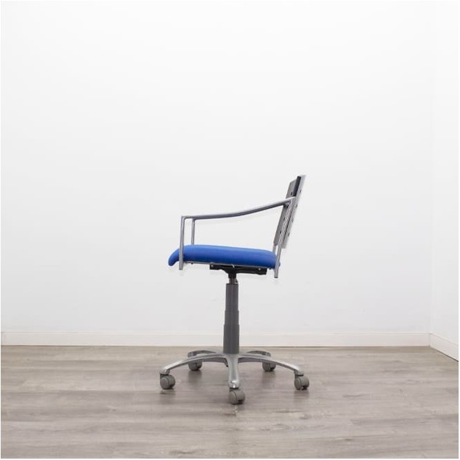 Silla operativa tapizada azul y respaldo de madera negra