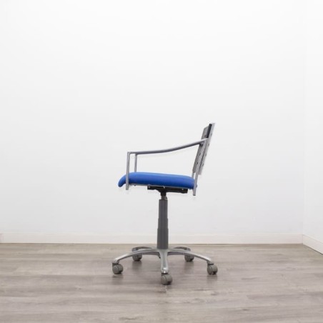 Silla operativa tapizada azul y respaldo de madera negra