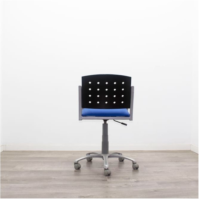 Silla operativa tapizada azul y respaldo de madera negra