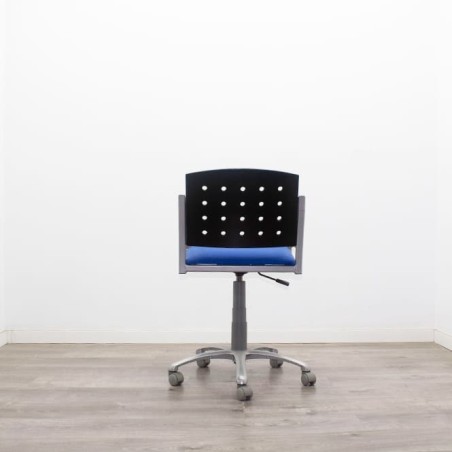 Silla operativa tapizada azul y respaldo de madera negra
