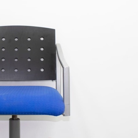 Silla operativa tapizada azul y respaldo de madera negra