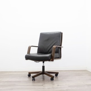 Silla giratoria tapizada piel negra con base y brazos en madera 2