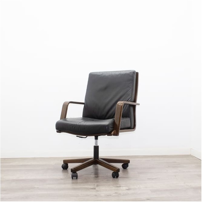 Silla giratoria tapizada piel negra con base y brazos en madera
