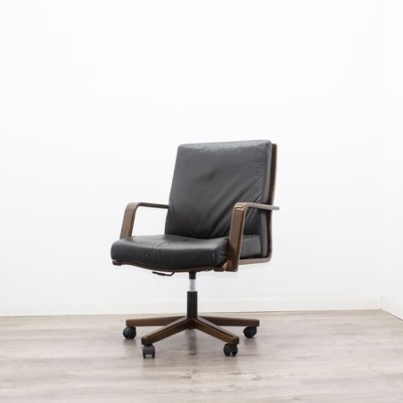 Silla giratoria tapizada piel negra con base y brazos en madera