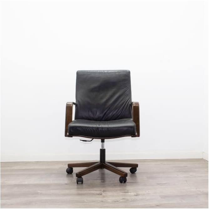 Silla giratoria tapizada piel negra con base y brazos en madera