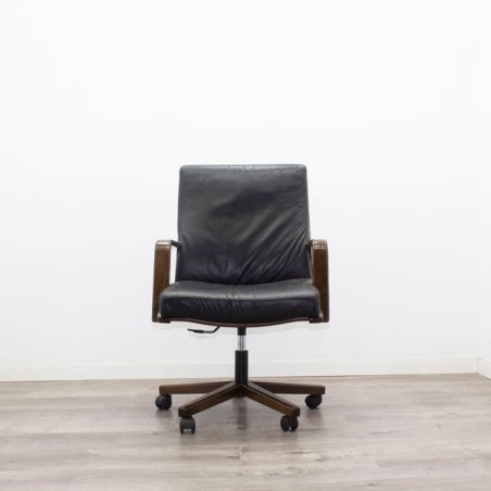 Silla giratoria tapizada piel negra con base y brazos en madera