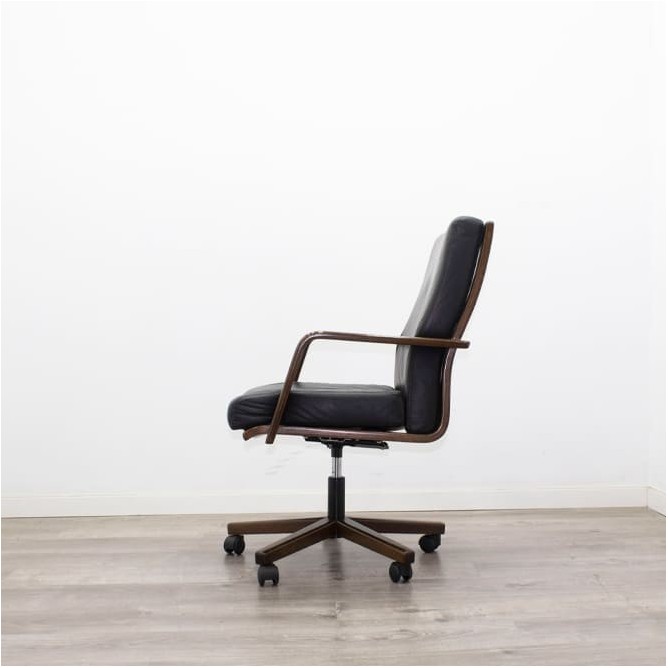 Silla giratoria tapizada piel negra con base y brazos en madera
