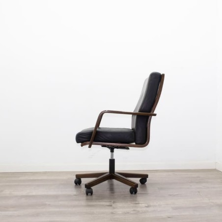 Silla giratoria tapizada piel negra con base y brazos en madera