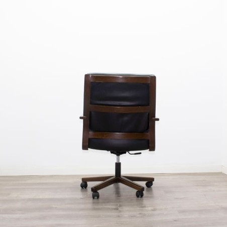 Silla giratoria tapizada piel negra con base y brazos en madera