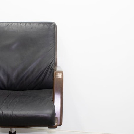 Silla giratoria tapizada piel negra con base y brazos en madera