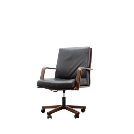 Silla giratoria tapizada piel negra con base y brazos en madera