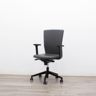 Silla operativa tapizada gris y sistema syncron 2