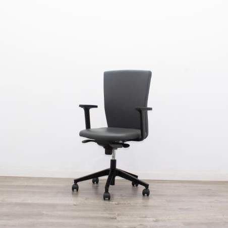 Silla operativa tapizada gris y sistema syncron