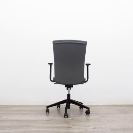 Silla operativa tapizada gris y sistema syncron