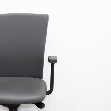 Silla operativa tapizada gris y sistema syncron