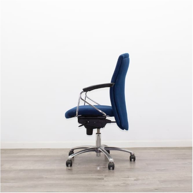 Silla operativa tapizada azul con respaldo regulable
