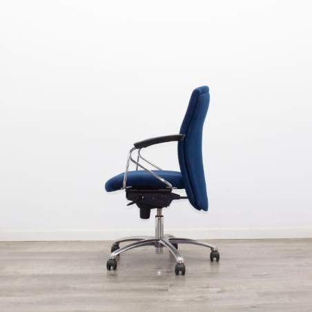 Silla operativa tapizada azul con respaldo regulable