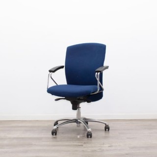 Silla operativa tapizada azul con respaldo regulable 2