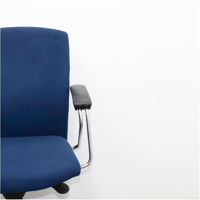 Silla operativa tapizada azul con respaldo regulable - Mercaoficina
