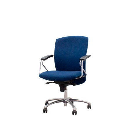 Silla operativa tapizada azul con respaldo regulable