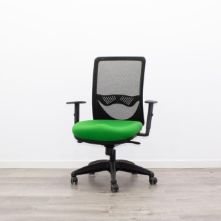 Silla operativa tapizada verde con tensor lumbar 2