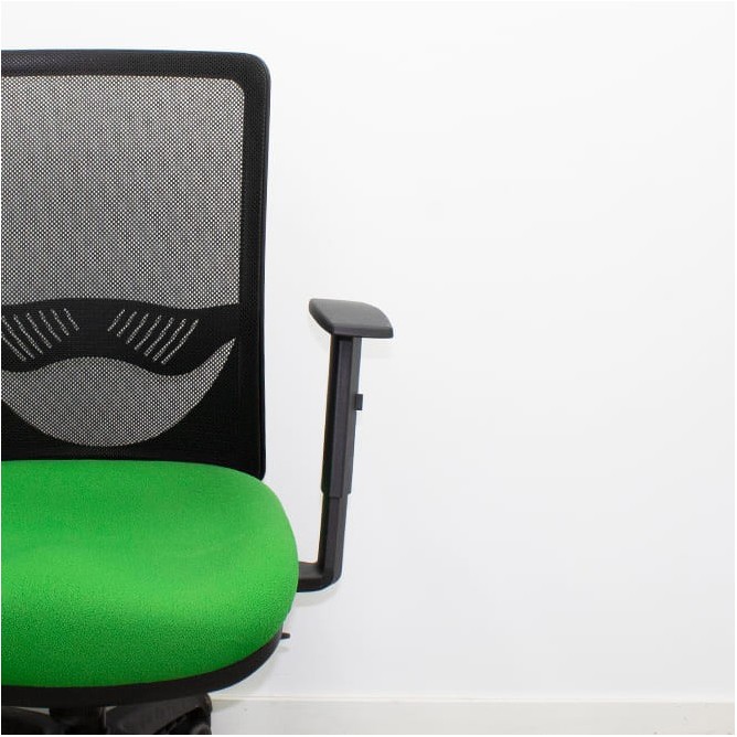 Silla operativa tapizada verde con tensor lumbar