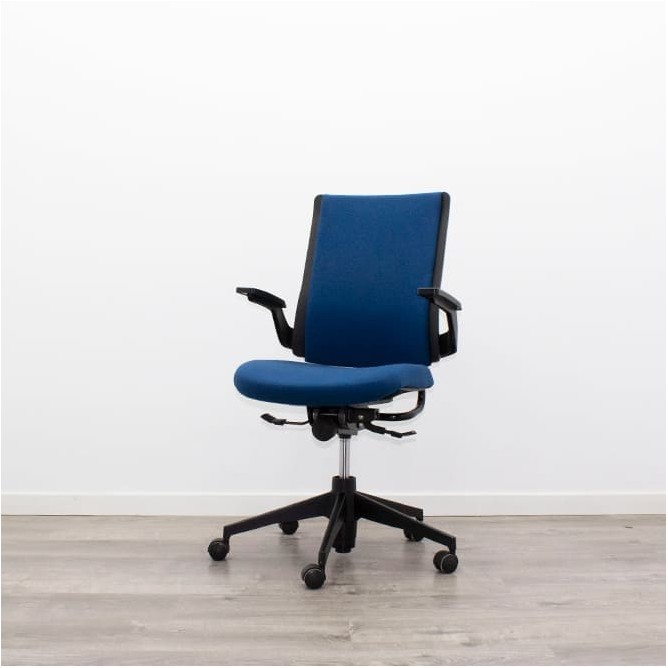 Silla operativa azul con sistema syncron y brazos fijos