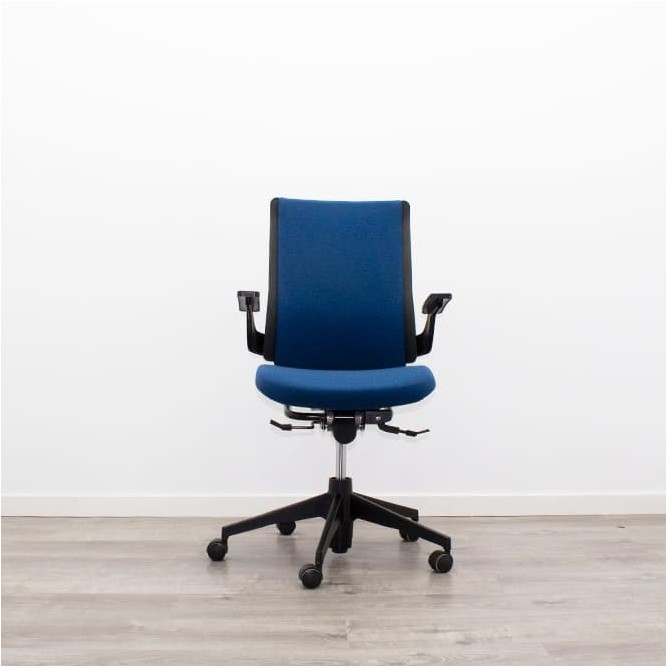 Silla operativa azul con sistema syncron y brazos fijos