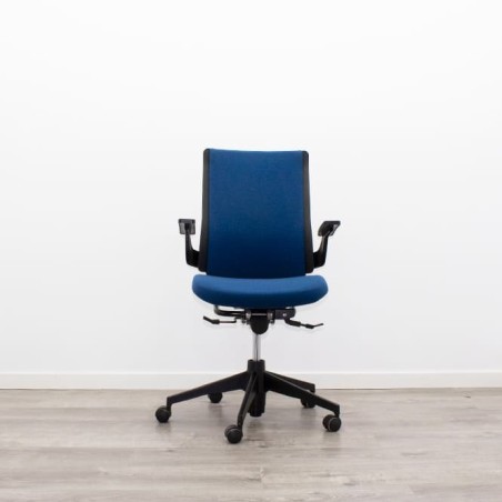 Silla operativa azul con sistema syncron y brazos fijos
