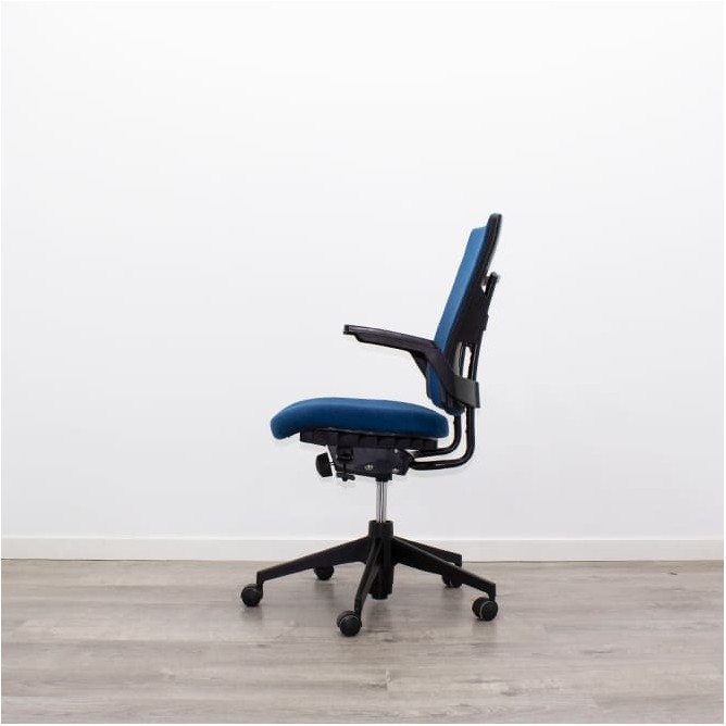 Silla operativa azul con sistema syncron y brazos fijos