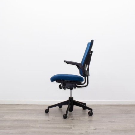 Silla operativa azul con sistema syncron y brazos fijos