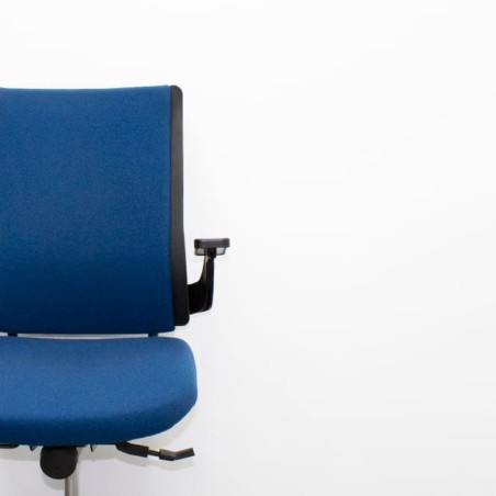 Silla operativa azul con sistema syncron y brazos fijos