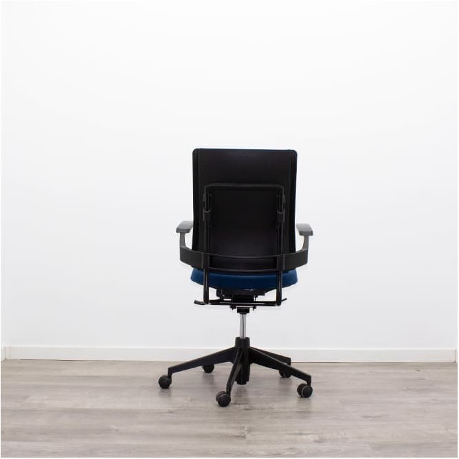 Silla operativa azul con sistema syncron y brazos fijos