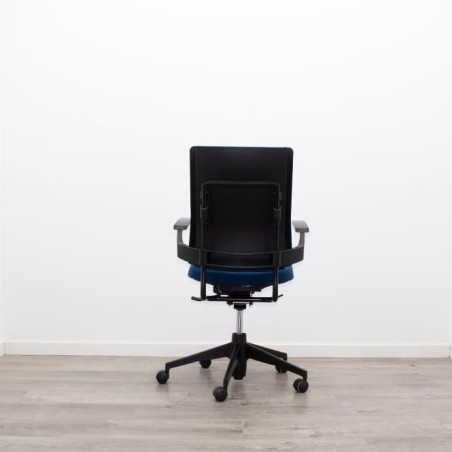 Silla operativa azul con sistema syncron y brazos fijos