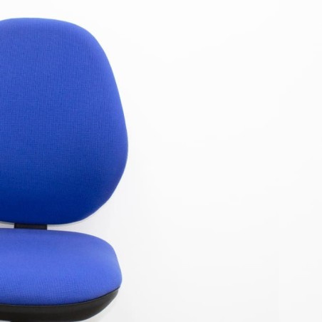 Silla operativa tapizada azul sin brazos