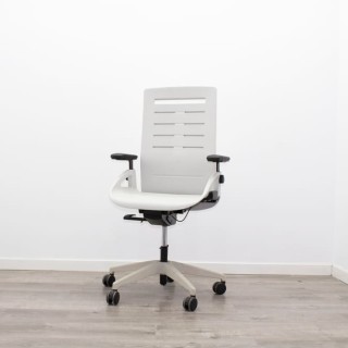 Silla operativa en polipropileno gris y brazos en negro 2