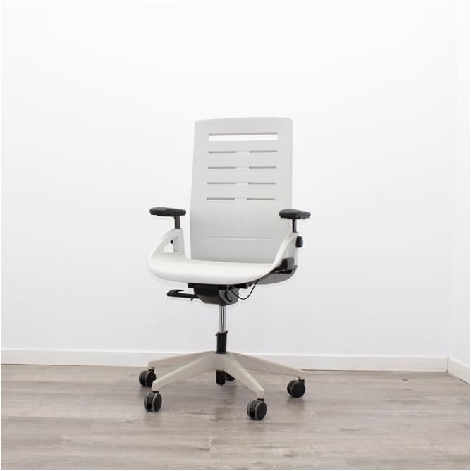 Silla operativa en polipropileno gris y brazos en negro