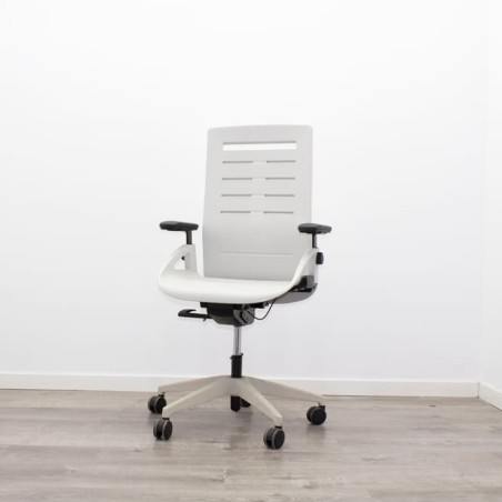 Silla operativa en polipropileno gris y brazos en negro