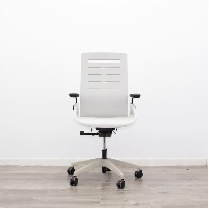 Silla operativa en polipropileno gris y brazos en negro