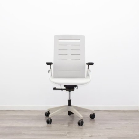Silla operativa en polipropileno gris y brazos en negro