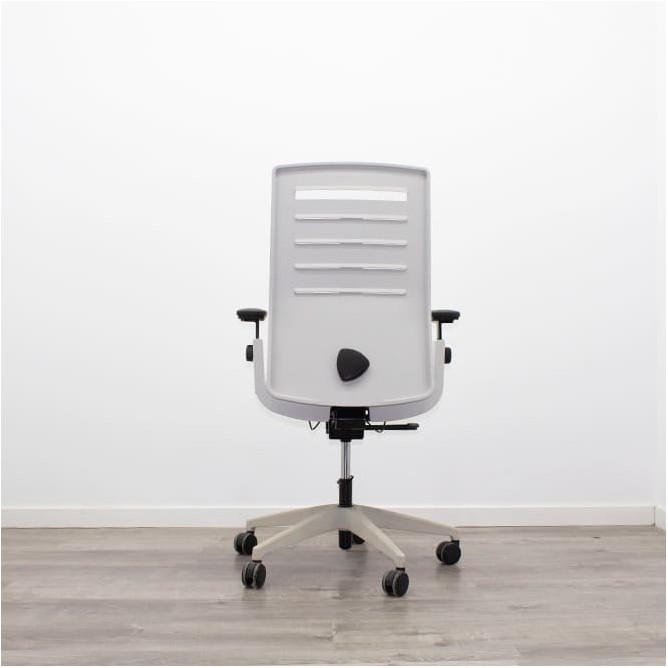 Silla operativa en polipropileno gris y brazos en negro