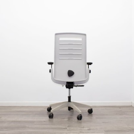 Silla operativa en polipropileno gris y brazos en negro